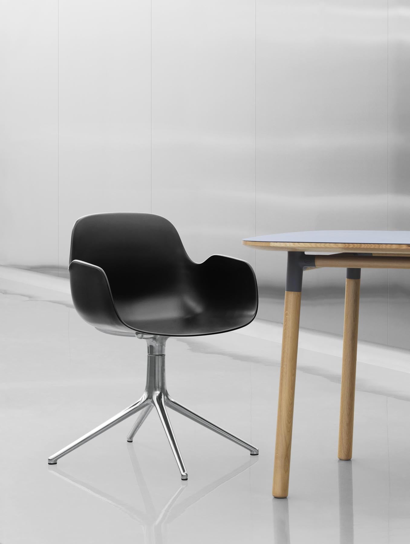 Entdecken Sie den Form Drehsessel 4W Aluminium/Schwarz von Normann Copenhagen – ein elegantes, anpassbares Designhighlight für jeden Raum.