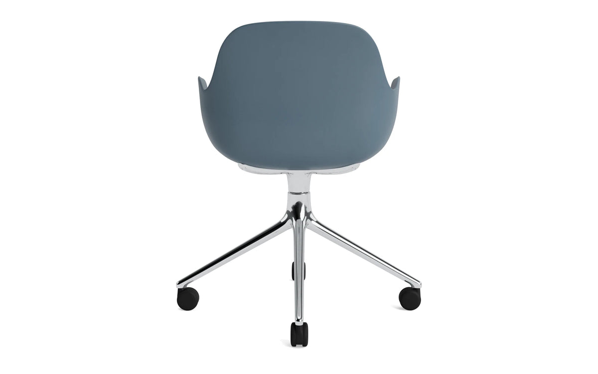 Form Drehstuhl 4W Aluminium/Blau in Blau präsentiert im Onlineshop von KAQTU Design AG. Bürostuhl ist von Normann Copenhagen