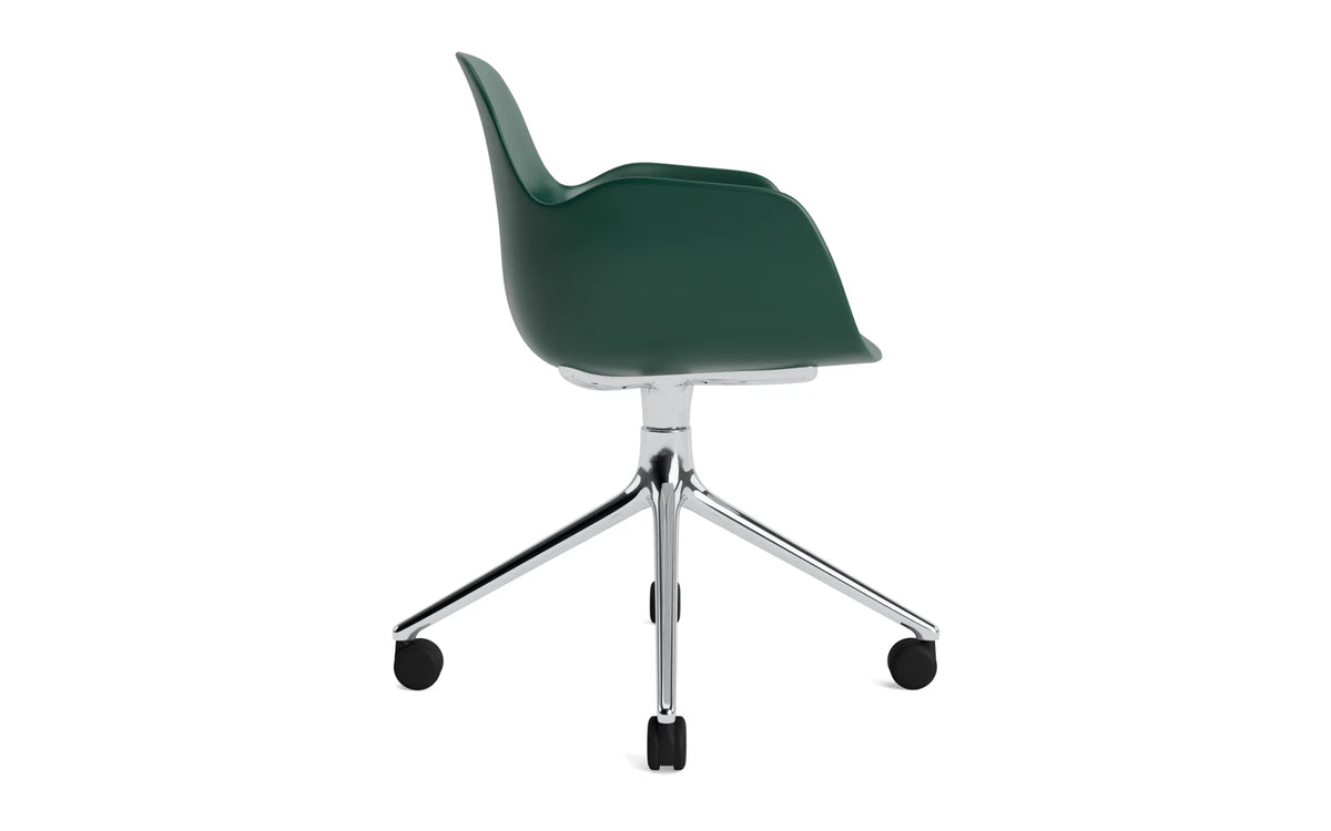 Form Drehstuhl 4W Aluminium/grün in Grün präsentiert im Onlineshop von KAQTU Design AG. Bürostuhl ist von Normann Copenhagen