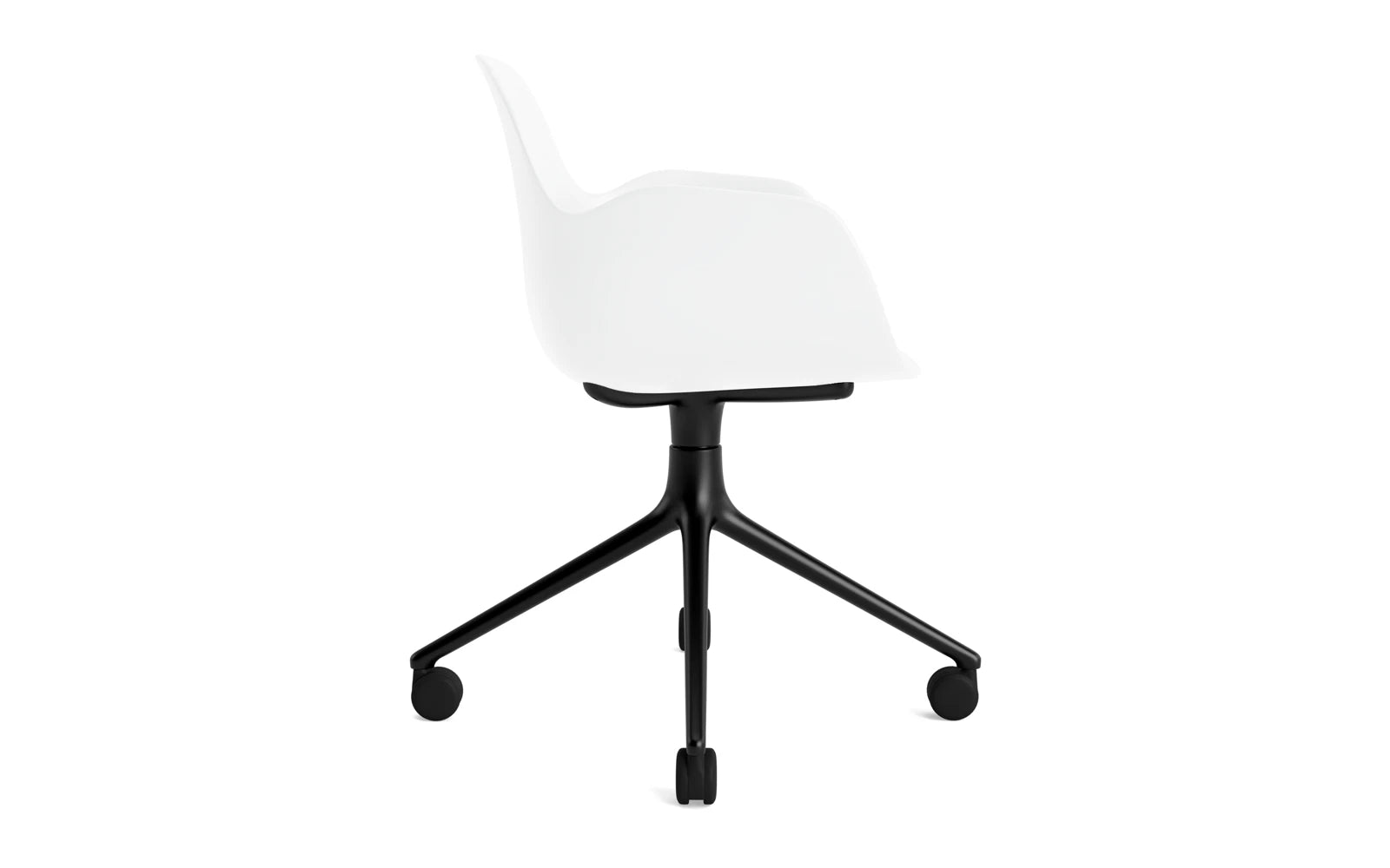 Eleganter Form Drehsessel 4W von Normann Copenhagen: Schwarzes Aluminium und weiße Sitzschale vereinen Komfort und modernes Design für jeden Raum.