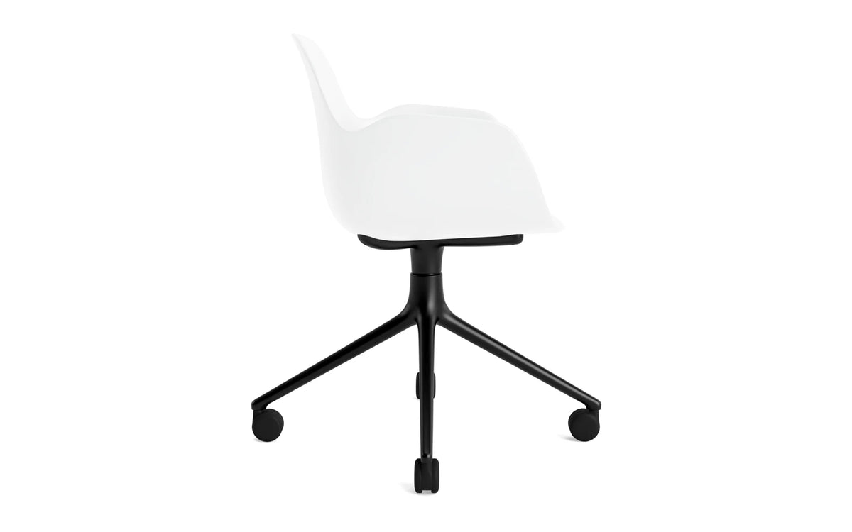 Form Drehstuhl 4W schwarzes Aluminium/weiss in Weiss präsentiert im Onlineshop von KAQTU Design AG. Bürostuhl ist von Normann Copenhagen