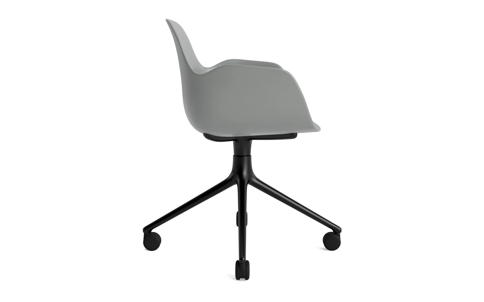 Erleben Sie den Form Drehsessel 4W von Normann Copenhagen – ein eleganter Drehstuhl mit schwarzem Aluminiumgestell, perfekt für moderne Arbeitsumgebungen.