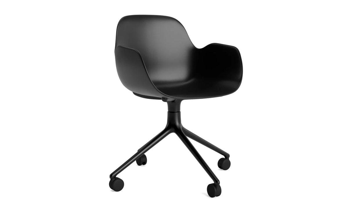 Form Drehstuhl 4W schwarzes Aluminium/schwarz in Schwarz präsentiert im Onlineshop von KAQTU Design AG. Bürostuhl ist von Normann Copenhagen