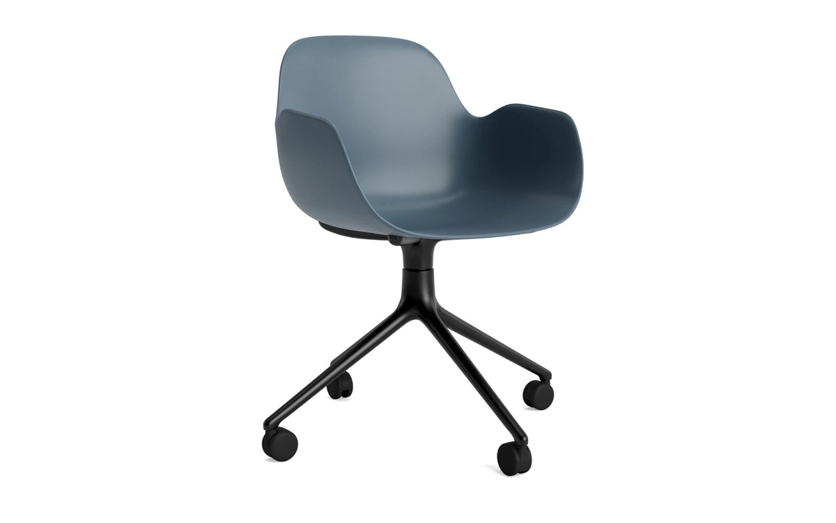 Form Drehstuhl 4W schwarzes Aluminium/blau in Blau präsentiert im Onlineshop von KAQTU Design AG. Bürostuhl ist von Normann Copenhagen