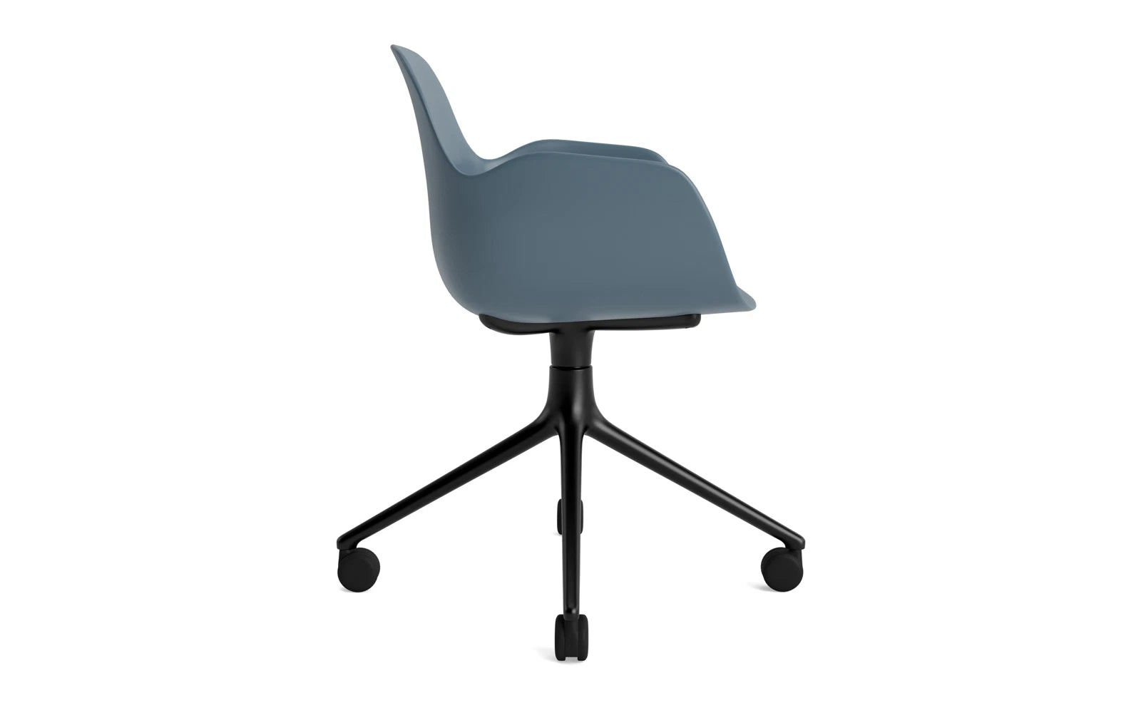 Entdecken Sie den Form Drehsessel 4W von Normann Copenhagen: Ein stilvoller, drehbarer Sessel mit modernem Design aus schwarzem Aluminium und eleganter blauer Sitzschale.