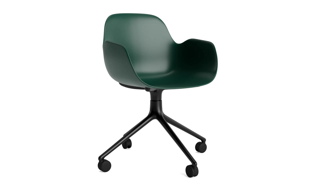 Form Drehstuhl 4W schwarzes Aluminium/grün in Grün präsentiert im Onlineshop von KAQTU Design AG. Bürostuhl ist von Normann Copenhagen