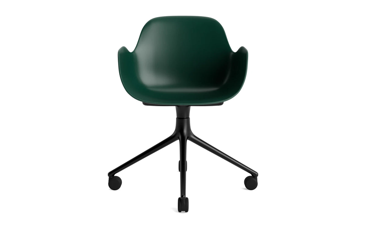 Form Drehstuhl 4W schwarzes Aluminium/grün in Grün präsentiert im Onlineshop von KAQTU Design AG. Bürostuhl ist von Normann Copenhagen