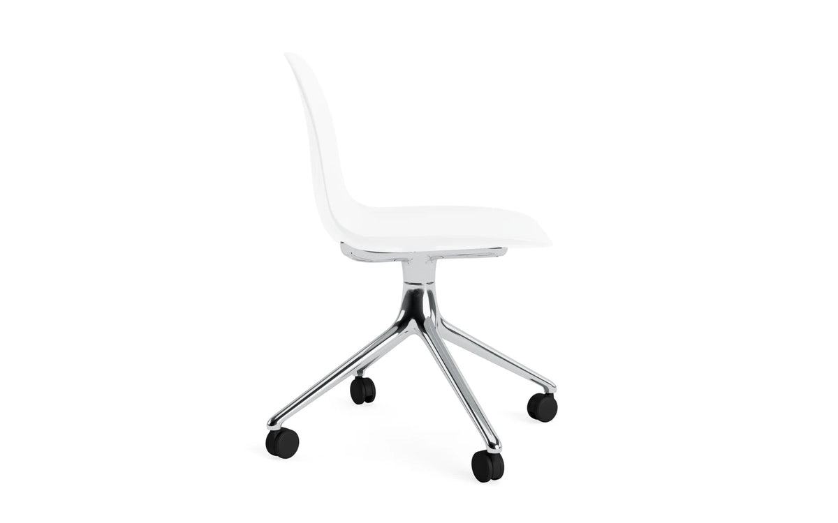 Form Drehstuhl 4W Aluminium/Weiss in Weiss präsentiert im Onlineshop von KAQTU Design AG. Drehstuhl ist von Normann Copenhagen