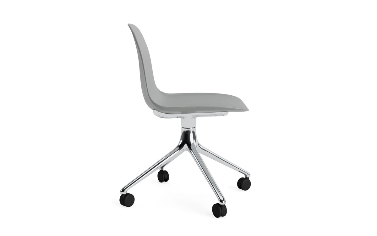 Form Drehstuhl 4W Aluminium/Grau in Grau präsentiert im Onlineshop von KAQTU Design AG. Drehstuhl ist von Normann Copenhagen
