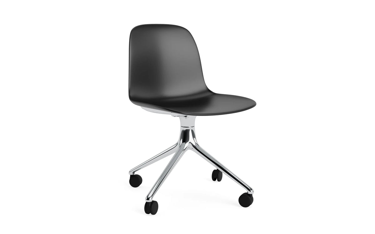 Form Drehstuhl 4W Aluminium/schwarz in Schwarz präsentiert im Onlineshop von KAQTU Design AG. Drehstuhl ist von Normann Copenhagen