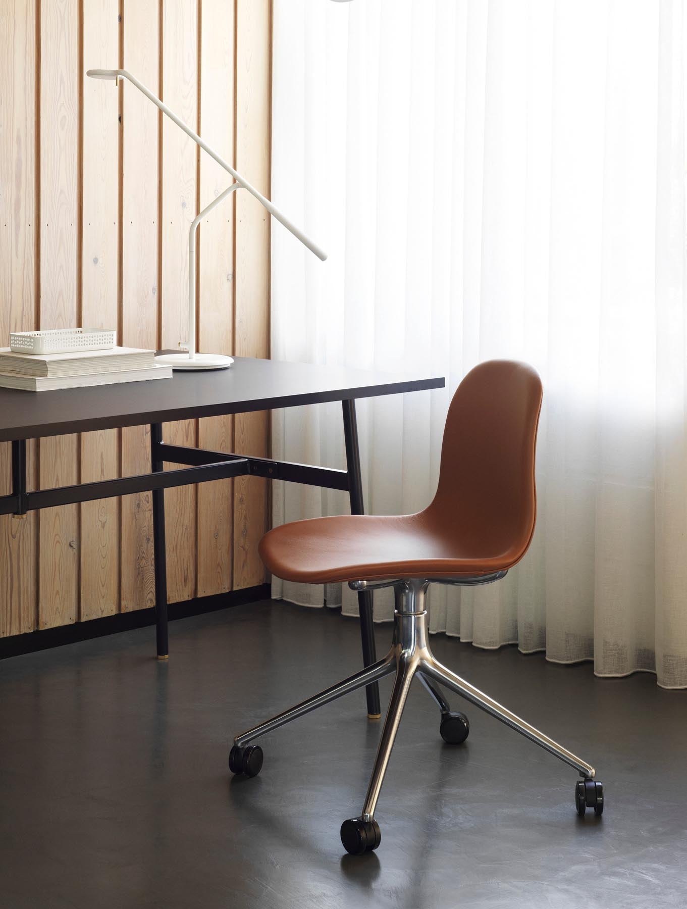 Entdecken Sie den Form Drehstuhl 4W Aluminium/blau von Normann Copenhagen – ein stilvolles, ergonomisches Möbelstück für jeden Raum.