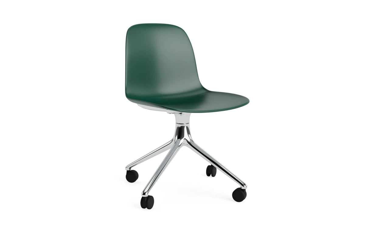 Form Drehstuhl 4W Aluminium/grün in Grün präsentiert im Onlineshop von KAQTU Design AG. Drehstuhl ist von Normann Copenhagen