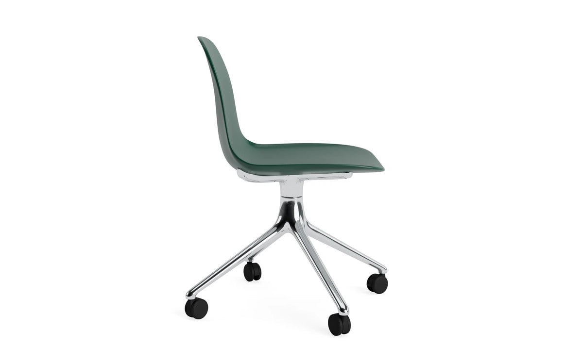 Form Drehstuhl 4W Aluminium/grün in Grün präsentiert im Onlineshop von KAQTU Design AG. Drehstuhl ist von Normann Copenhagen