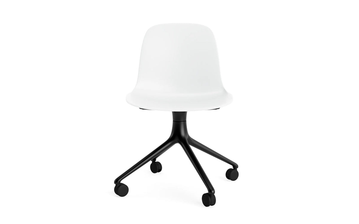 Form Drehstuhl 4W schwarzes Aluminium/weiss in Weiss präsentiert im Onlineshop von KAQTU Design AG. Drehstuhl ist von Normann Copenhagen