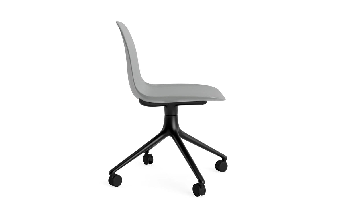 Form Drehstuhl 4W schwarzes Aluminium/grau in Grau präsentiert im Onlineshop von KAQTU Design AG. Drehstuhl ist von Normann Copenhagen
