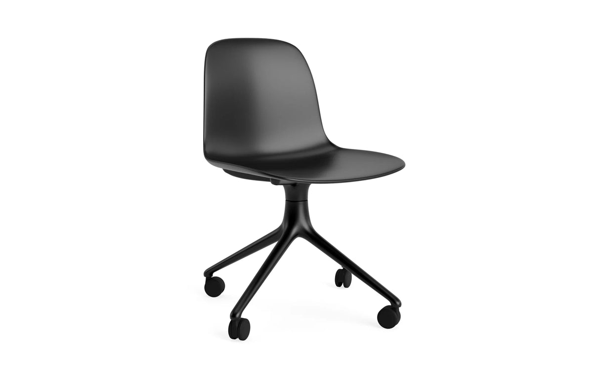 Form Drehstuhl 4W schwarzes Aluminium/schwarz in Schwarz präsentiert im Onlineshop von KAQTU Design AG. Drehstuhl ist von Normann Copenhagen