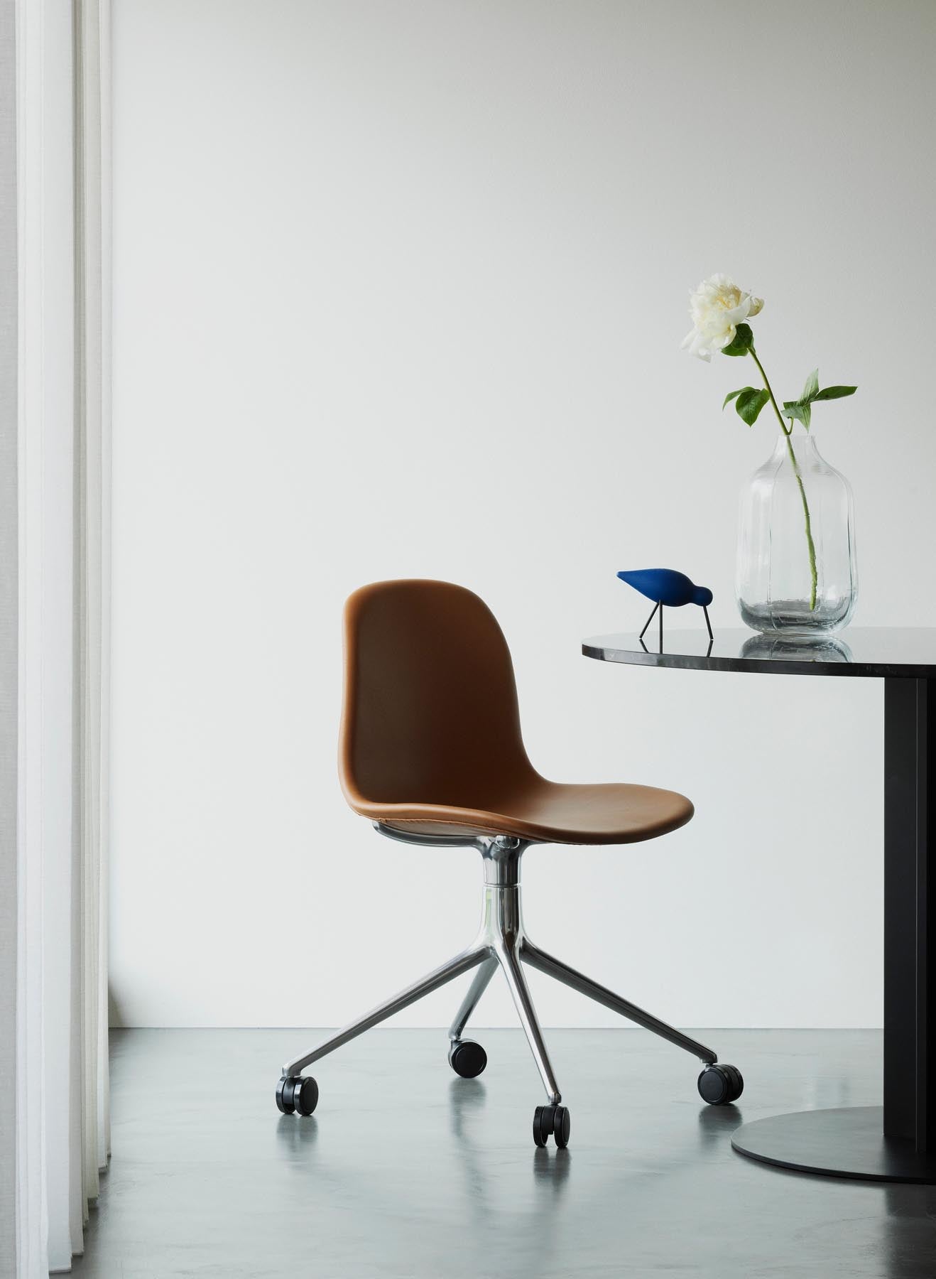 Entdecken Sie den Form Drehstuhl 4W von Normann Copenhagen – ein eleganter Stuhl aus schwarzem Aluminium, ideal für moderne Arbeits- und Wohnräume.