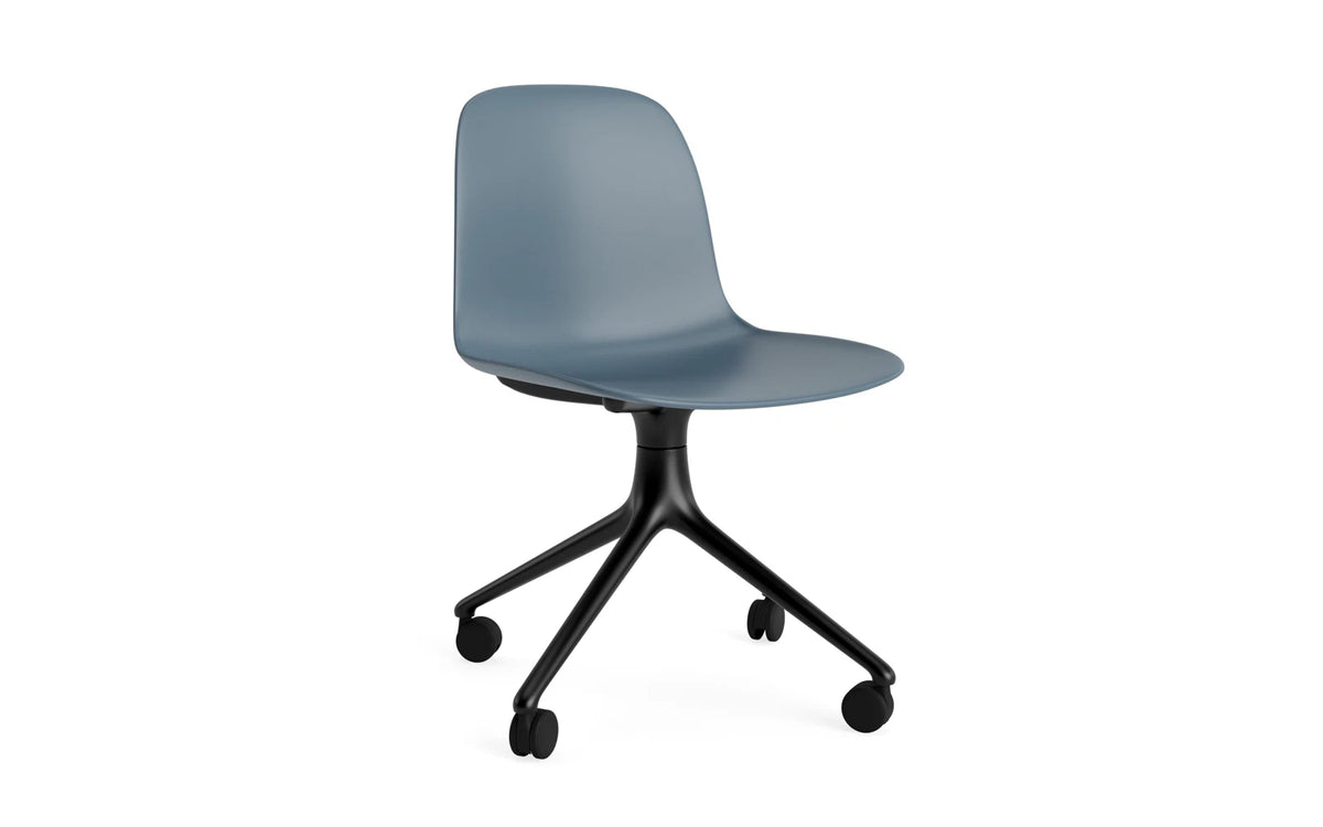 Form Drehstuhl 4W schwarzes Aluminium/blau in Blau präsentiert im Onlineshop von KAQTU Design AG. Drehstuhl ist von Normann Copenhagen