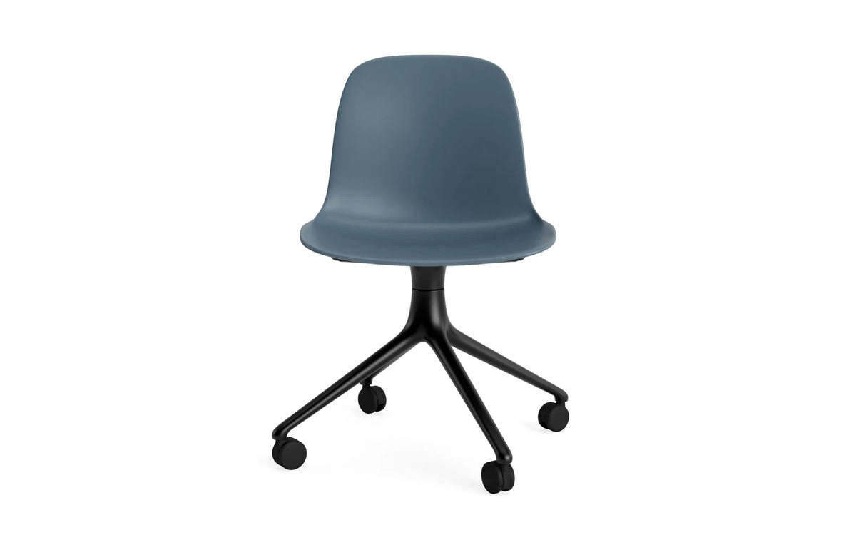 Form Drehstuhl 4W schwarzes Aluminium/blau in Blau präsentiert im Onlineshop von KAQTU Design AG. Drehstuhl ist von Normann Copenhagen