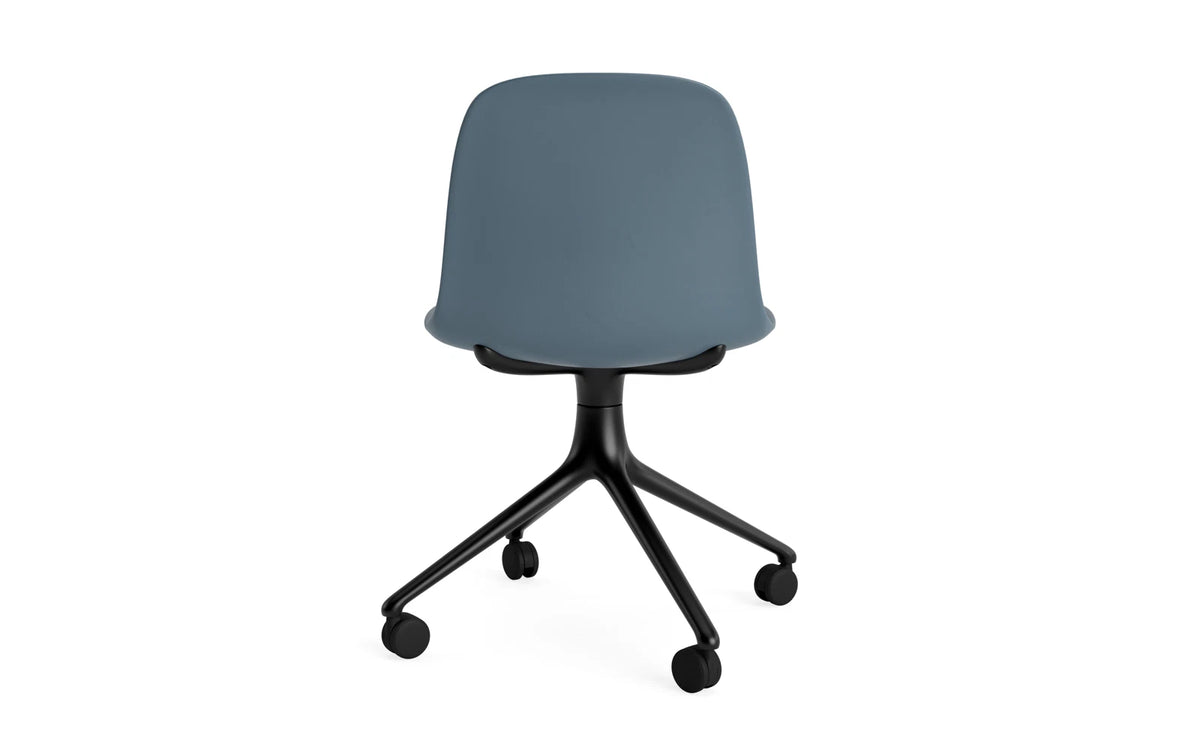 Form Drehstuhl 4W schwarzes Aluminium/blau in Blau präsentiert im Onlineshop von KAQTU Design AG. Drehstuhl ist von Normann Copenhagen