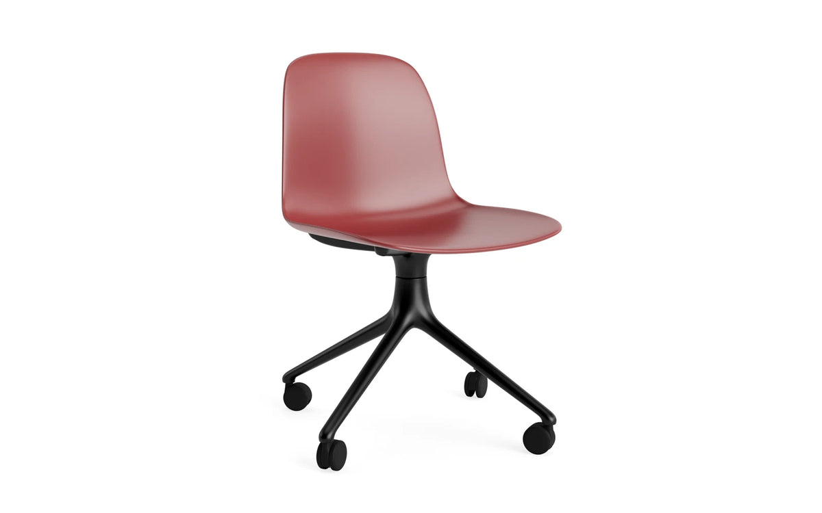 Form Drehstuhl 4W schwarzes Aluminium/Rot in Rot präsentiert im Onlineshop von KAQTU Design AG. Drehstuhl ist von Normann Copenhagen
