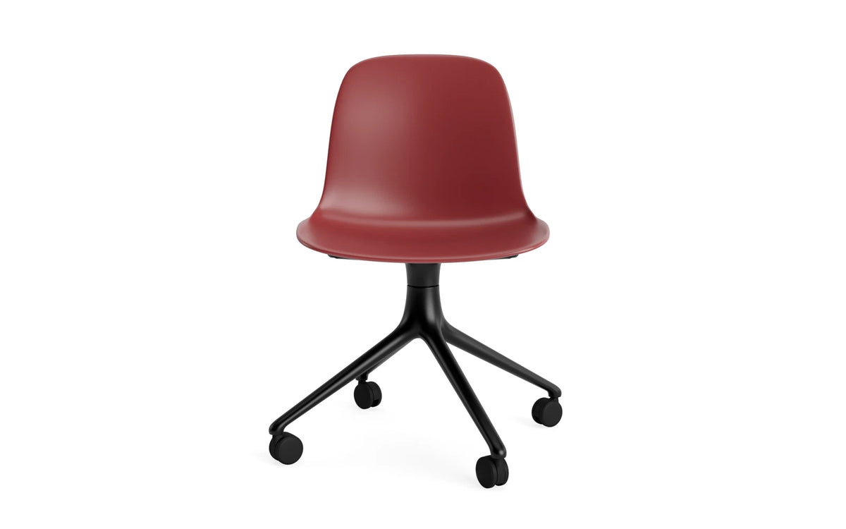 Form Drehstuhl 4W schwarzes Aluminium/Rot in Rot präsentiert im Onlineshop von KAQTU Design AG. Drehstuhl ist von Normann Copenhagen