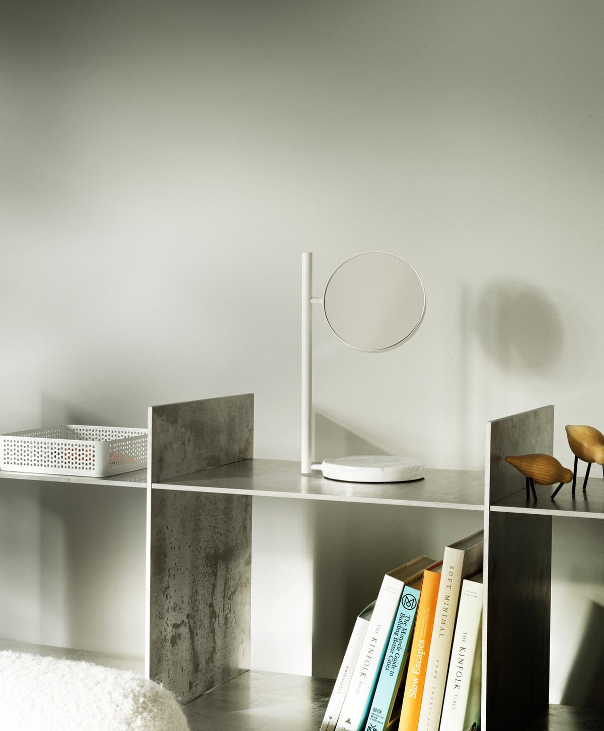 Runder Tischspiegel mit massivem Marmorsockel, Rahmen aus beschichtetem Stahl und Glasspiegel, in Silber-Schwarz von Normann Copenhagen.