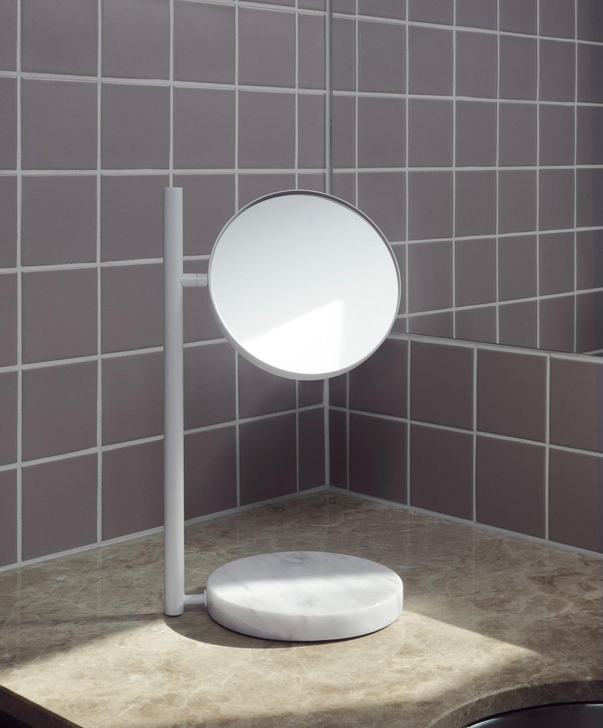 Runder Tischspiegel mit massivem Marmorsockel, Rahmen aus beschichtetem Stahl und Glasspiegel, in Silber-Schwarz von Normann Copenhagen.