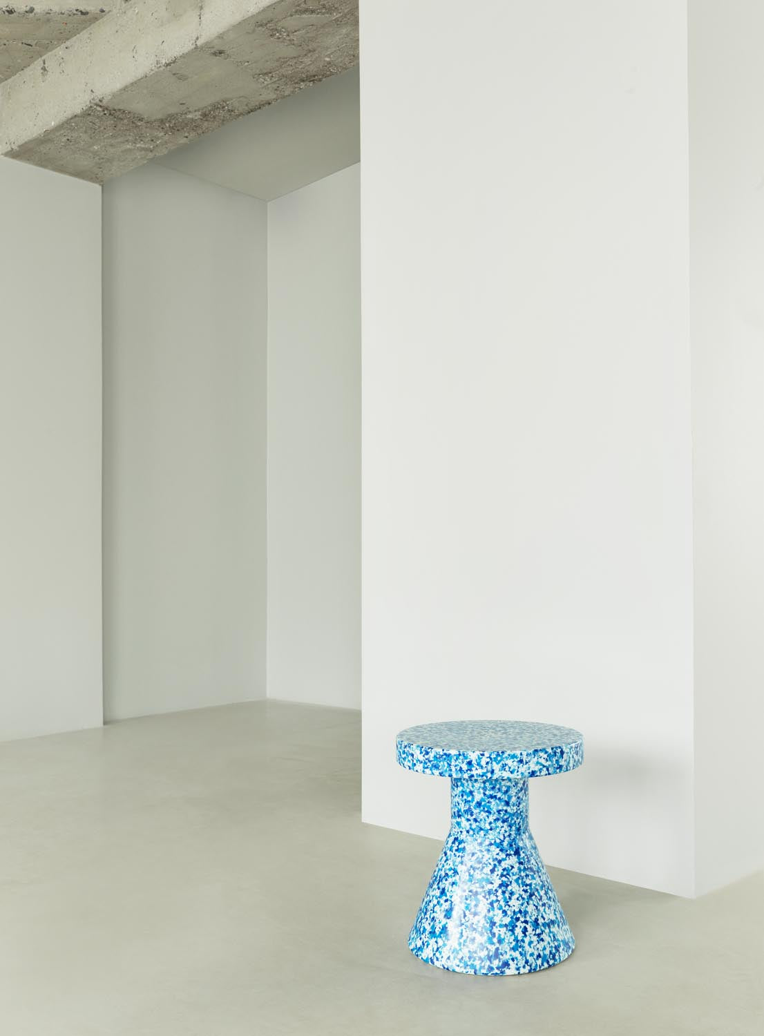 Bit Hocker Cone in Blau präsentiert im Onlineshop von KAQTU Design AG. Hocker ist von Normann Copenhagen