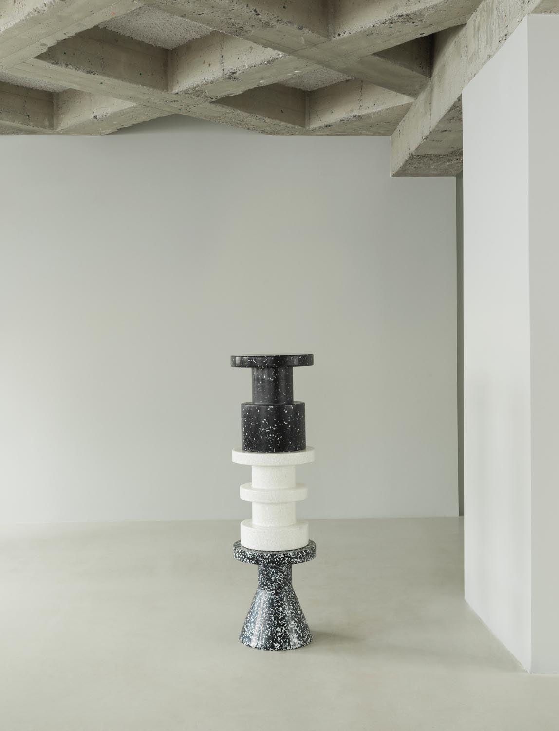 Bit Hocker Cone in Schwarz / Weiss präsentiert im Onlineshop von KAQTU Design AG. Hocker ist von Normann Copenhagen