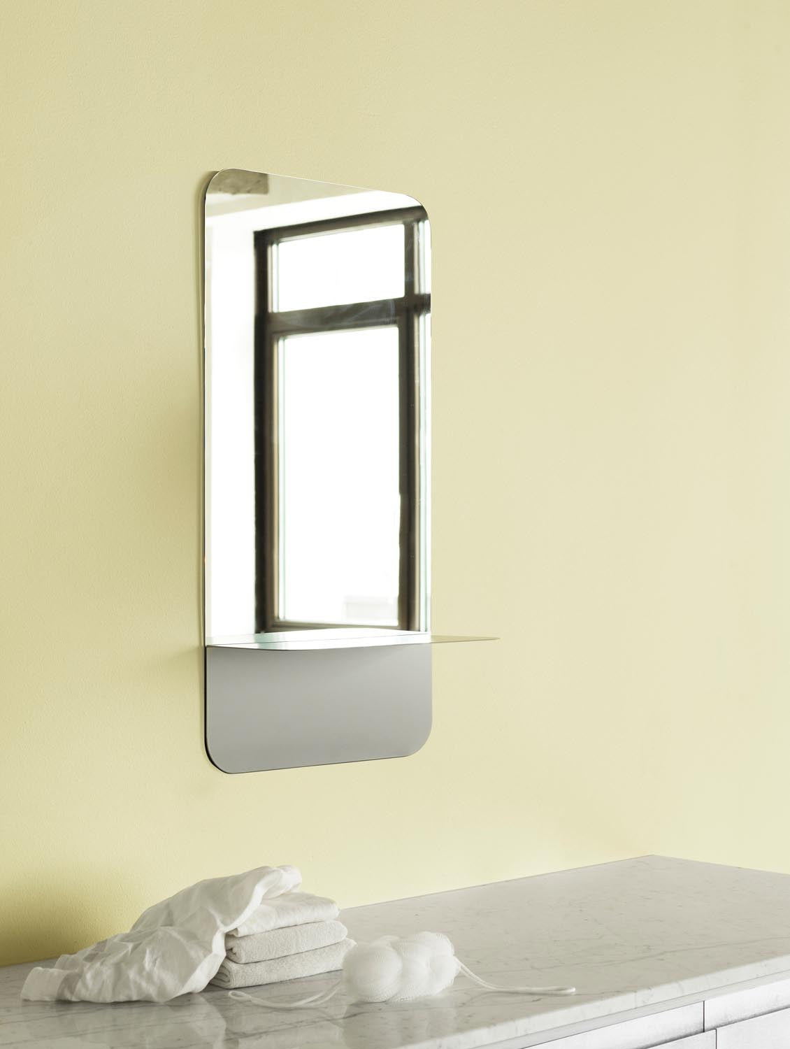 Horizon Wandspiegel Vertikal edelstahl in präsentiert im Onlineshop von KAQTU Design AG. Wandspiegel ist von Normann Copenhagen