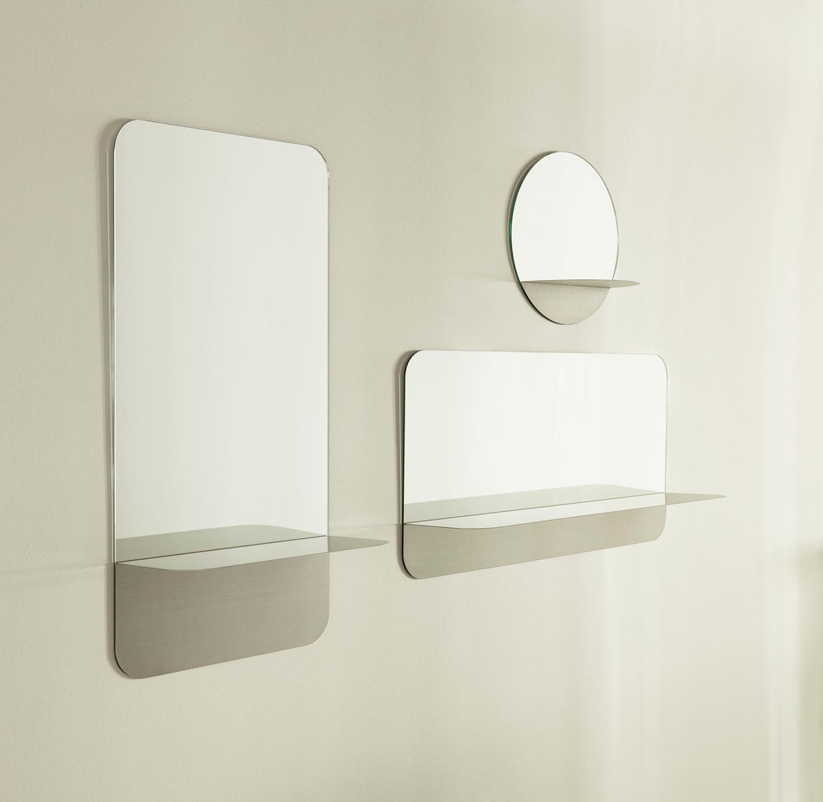 Horizon Wandspiegel Vertikal edelstahl in präsentiert im Onlineshop von KAQTU Design AG. Wandspiegel ist von Normann Copenhagen