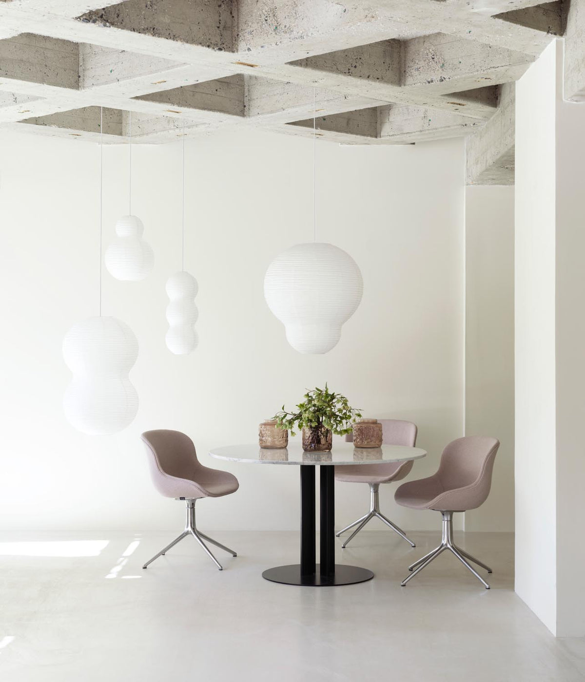 Puff Leuchte Multitude in White präsentiert im Onlineshop von KAQTU Design AG. Pendelleuchte ist von Normann Copenhagen