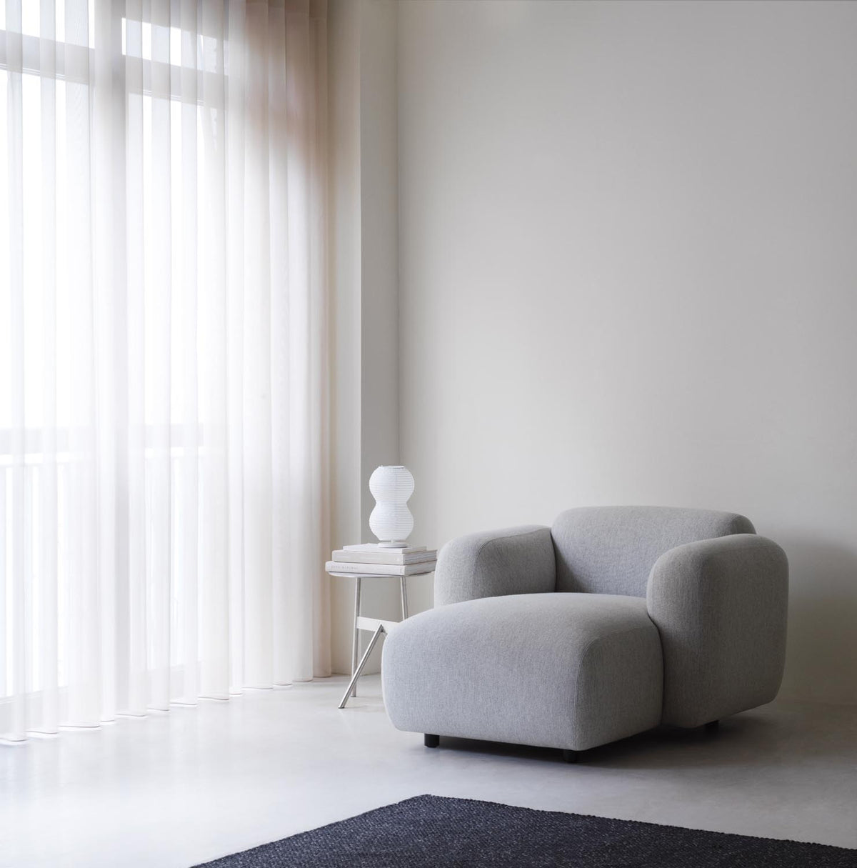 Puff Tischlampe Twist Weiss in präsentiert im Onlineshop von KAQTU Design AG. Tischleuchte ist von Normann Copenhagen