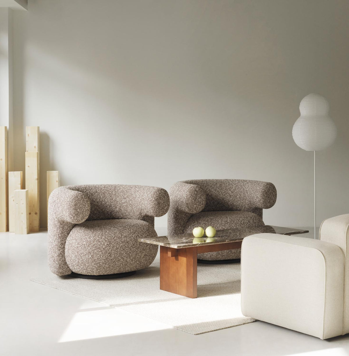 Puff Stehlampe Bubble Weiss in präsentiert im Onlineshop von KAQTU Design AG. Stehleuchte ist von Normann Copenhagen