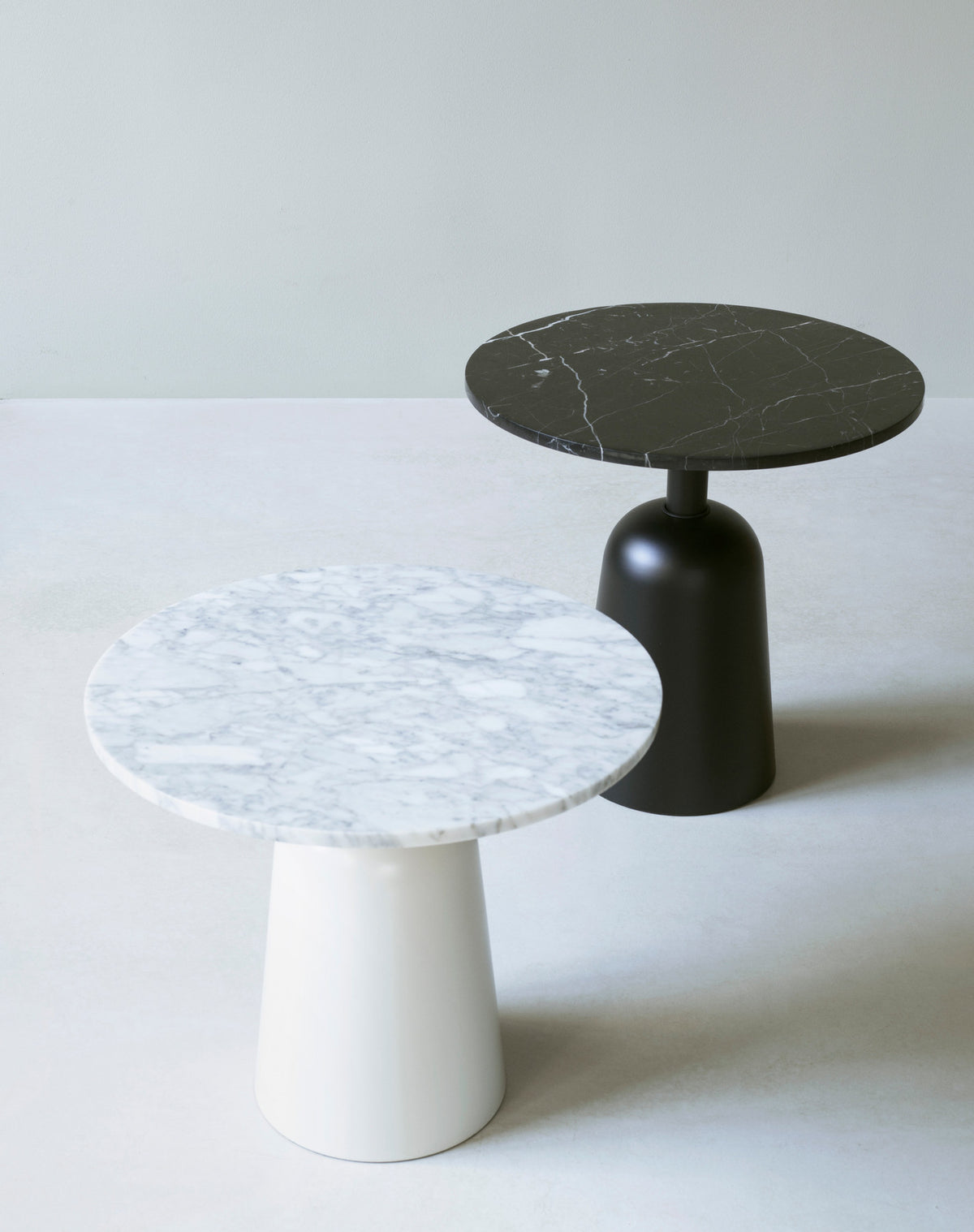 Turn Beistelltisch in Weiss Marmor präsentiert im Onlineshop von KAQTU Design AG. Couchtisch ist von Normann Copenhagen