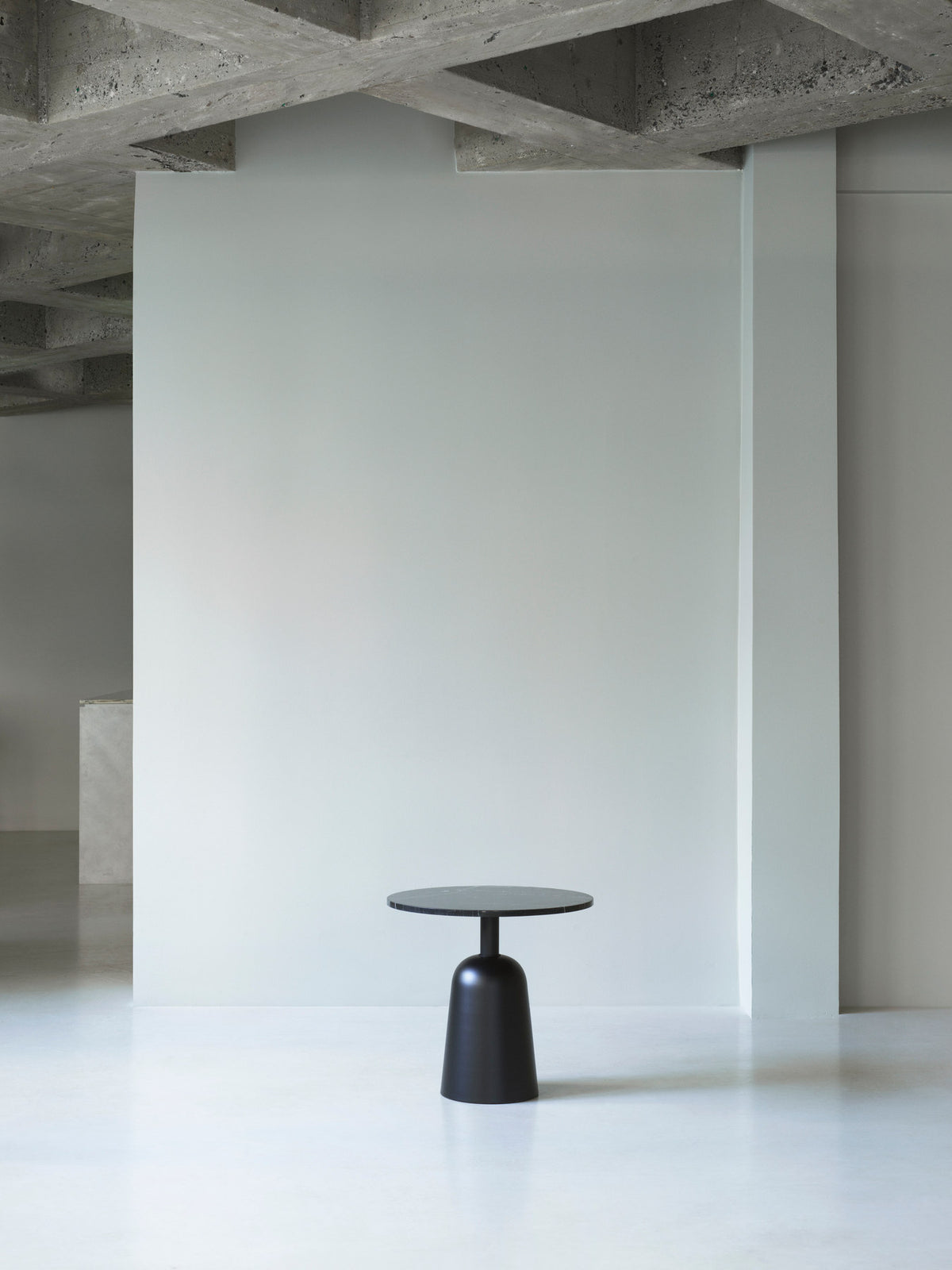Turn Beistelltisch in Schwarzer Marmor präsentiert im Onlineshop von KAQTU Design AG. Couchtisch ist von Normann Copenhagen