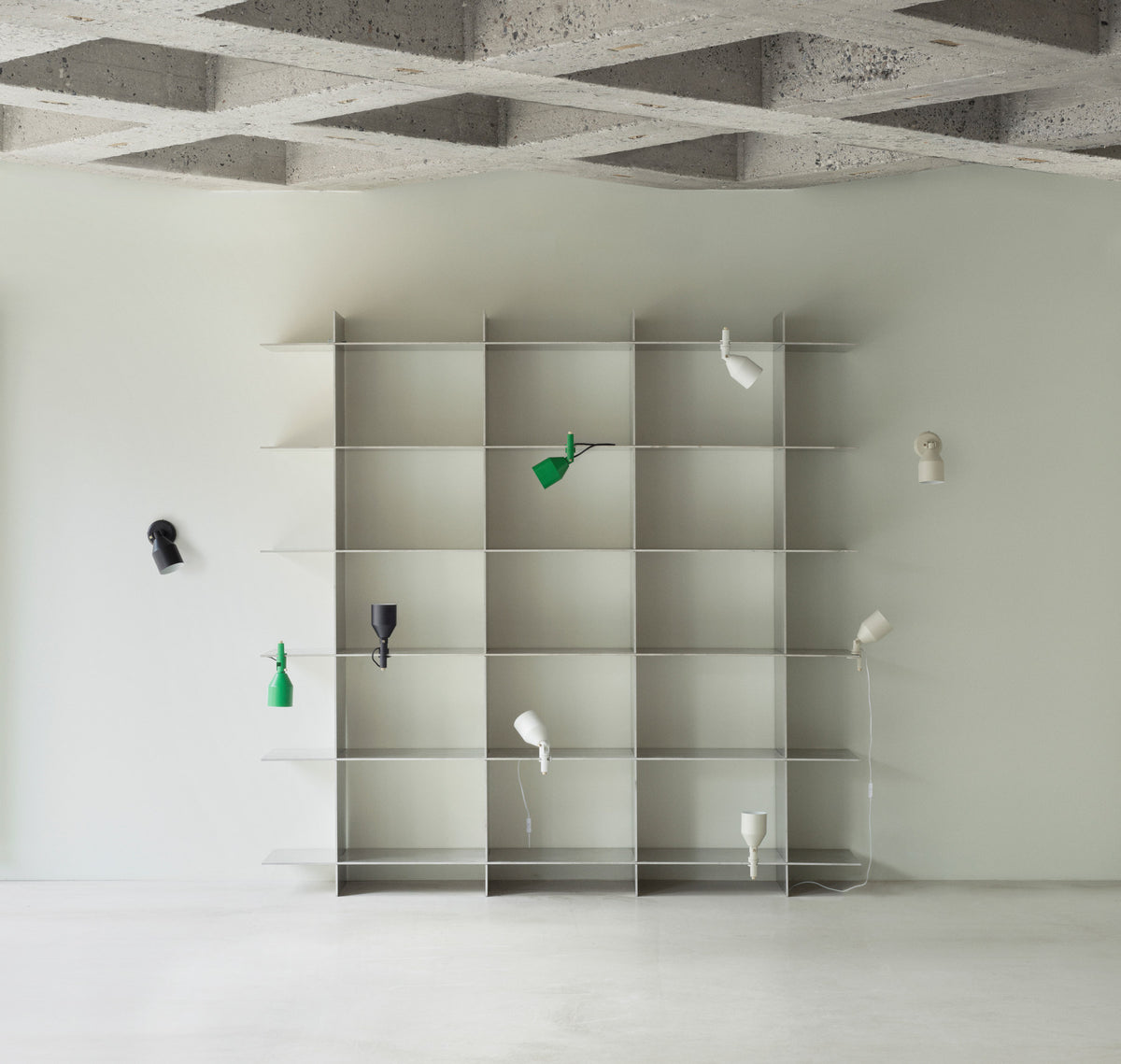 Klip Leuchte in Weiss präsentiert im Onlineshop von KAQTU Design AG. Wandleuchte ist von Normann Copenhagen