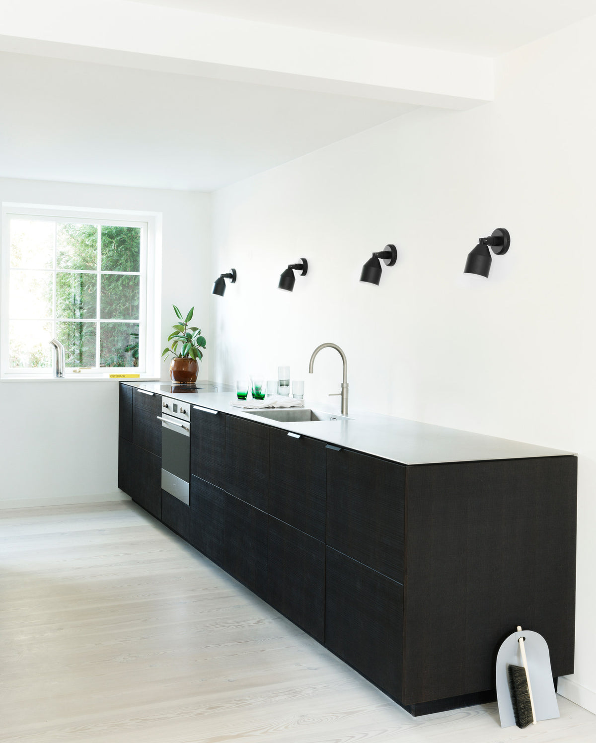 Klip Leuchte in Schwarz präsentiert im Onlineshop von KAQTU Design AG. Wandleuchte ist von Normann Copenhagen