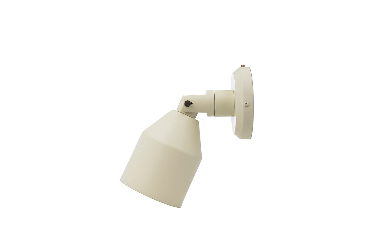 Klip Wandleuchte in Warmes grau präsentiert im Onlineshop von KAQTU Design AG. Wandleuchte ist von Normann Copenhagen