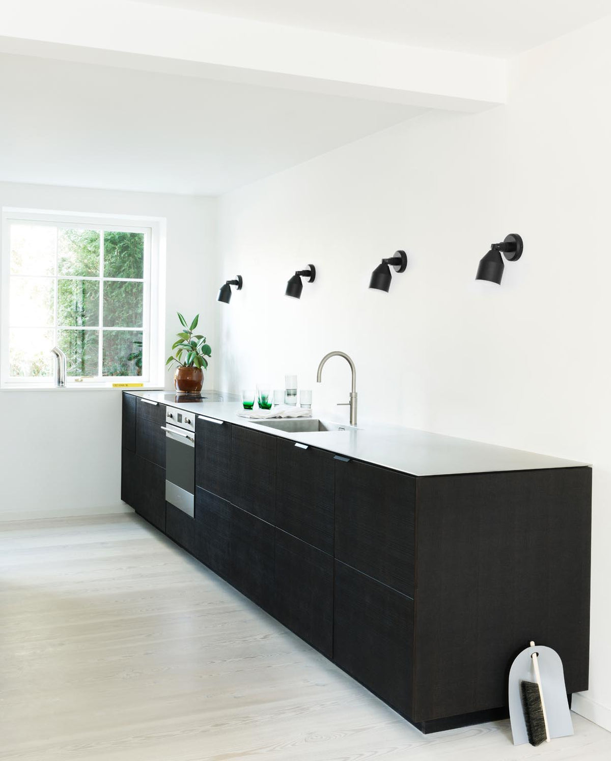 Klip Wandleuchte in präsentiert im Onlineshop von KAQTU Design AG. Wandleuchte ist von Normann Copenhagen