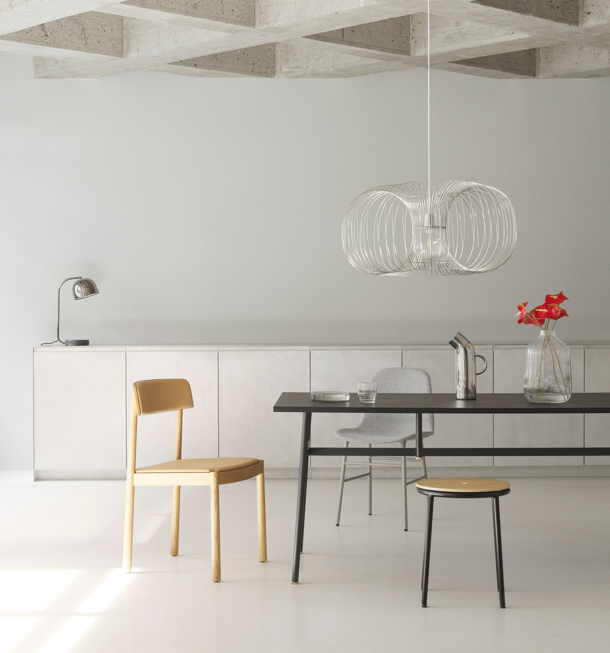 Coil Lampe in Edelstahl präsentiert im Onlineshop von KAQTU Design AG. Pendelleuchte ist von Normann Copenhagen