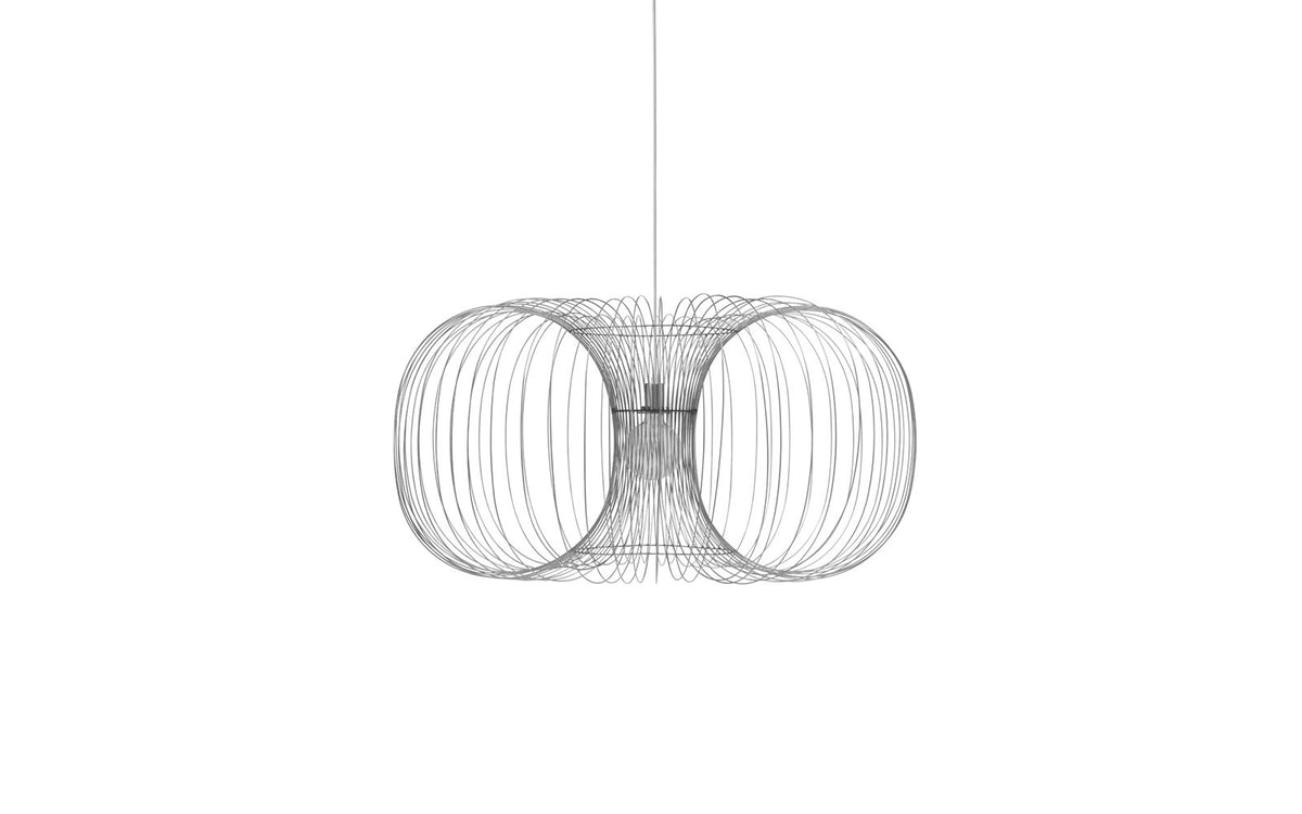 Pendelleuchte Coil von Normann Copenhagen mit rundlicher Rechtecksform aus gebogenen Edelstahldrähten, Durchmesser 110 cm, Höhe 56,5 cm.