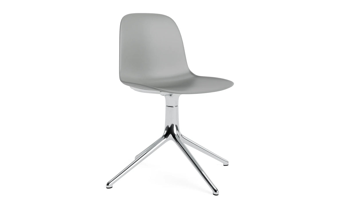 Form Drehstuhl in Grau präsentiert im Onlineshop von KAQTU Design AG. Dreh-Schalenstuhl ist von Normann Copenhagen