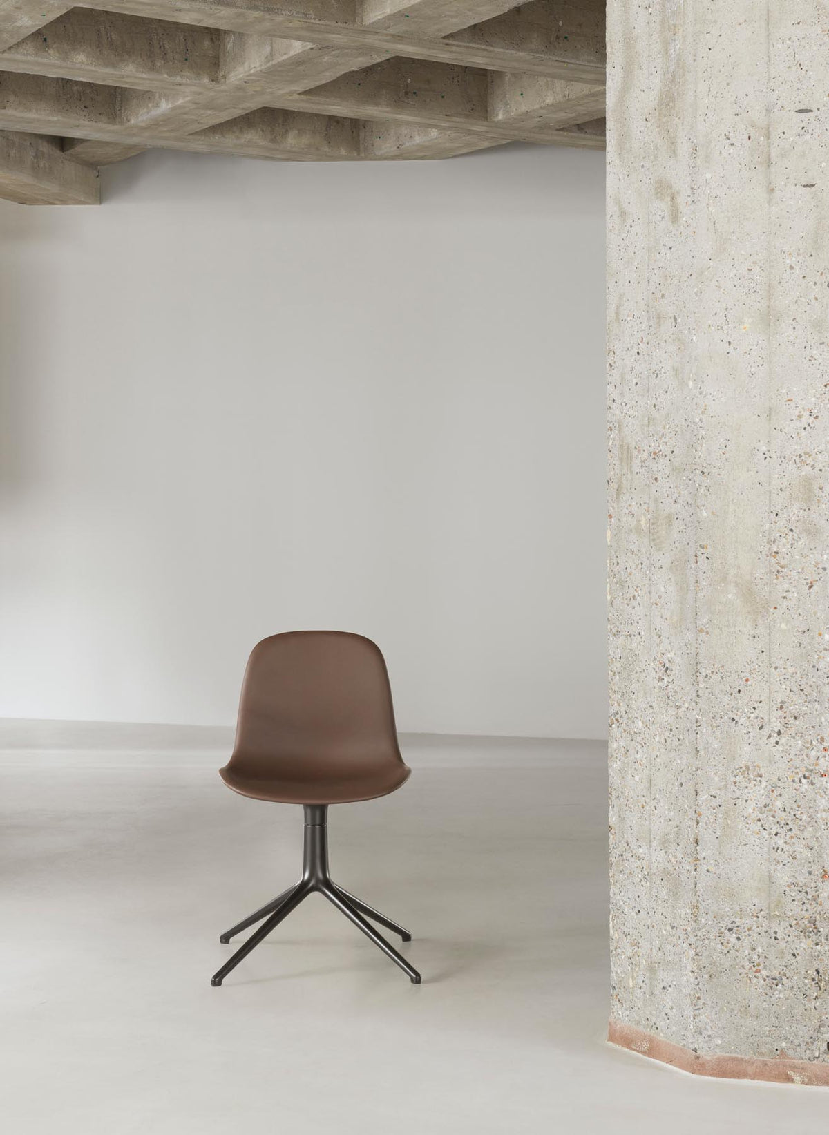 Form Drehstuhl in Grau präsentiert im Onlineshop von KAQTU Design AG. Dreh-Schalenstuhl ist von Normann Copenhagen