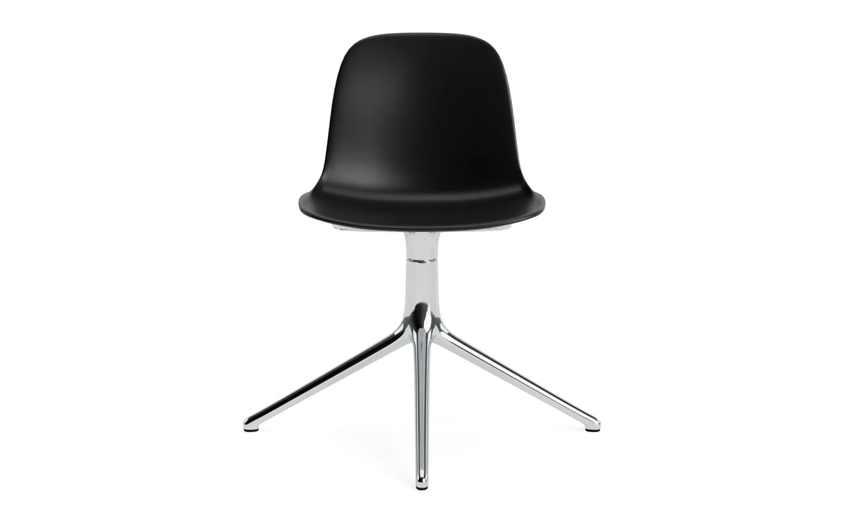 Form Drehstuhl in Schwarz präsentiert im Onlineshop von KAQTU Design AG. Dreh-Schalenstuhl ist von Normann Copenhagen