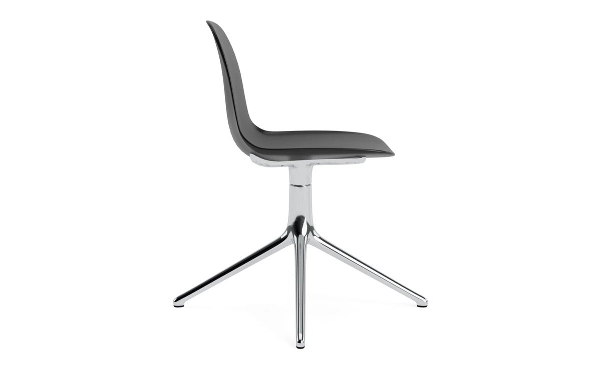 Form Drehstuhl in Schwarz präsentiert im Onlineshop von KAQTU Design AG. Dreh-Schalenstuhl ist von Normann Copenhagen