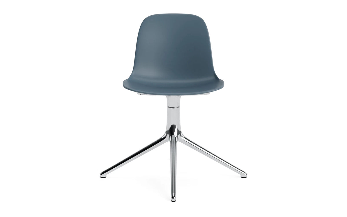 Form Drehstuhl in Blau präsentiert im Onlineshop von KAQTU Design AG. Dreh-Schalenstuhl ist von Normann Copenhagen
