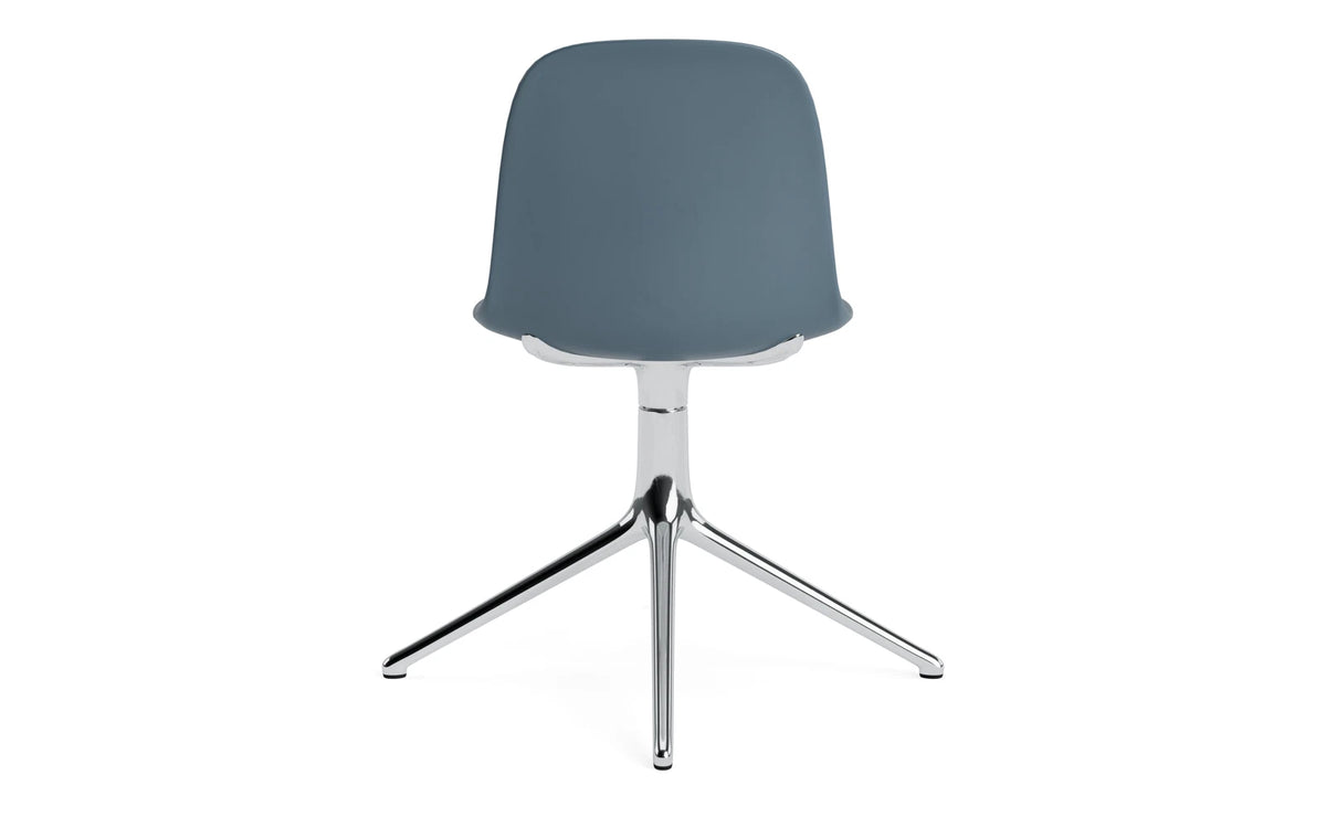 Form Drehstuhl in Blau präsentiert im Onlineshop von KAQTU Design AG. Dreh-Schalenstuhl ist von Normann Copenhagen