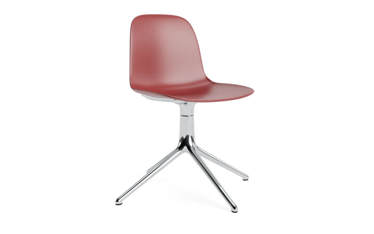 Form Drehstuhl in Rot präsentiert im Onlineshop von KAQTU Design AG. Dreh-Schalenstuhl ist von Normann Copenhagen